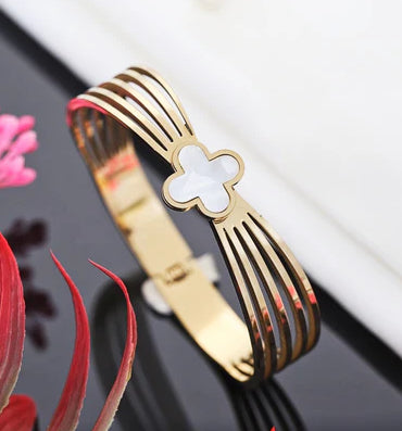 18Kt Clover Bangle Bracelet